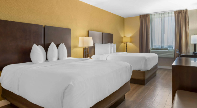 Четырёхместный номер Standard Best Western Plus Plaza Hotel
