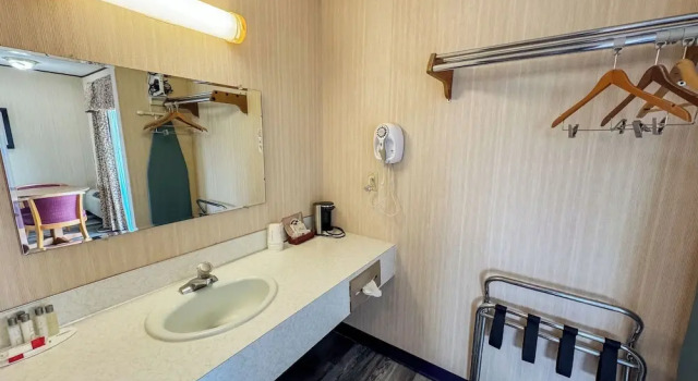 Четырёхместный номер Standard с балконом Days Inn by Wyndham Mackinaw City - Lakeview