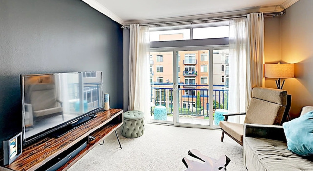 Chic Belltown Court W/ Pool & Rooftop Deck 2 Bedroom Condo, Забронировать Апартаменты/квартира Отели Сиэтла с бассейном, рядом с Стеклянный сад Чихули, Бассейн