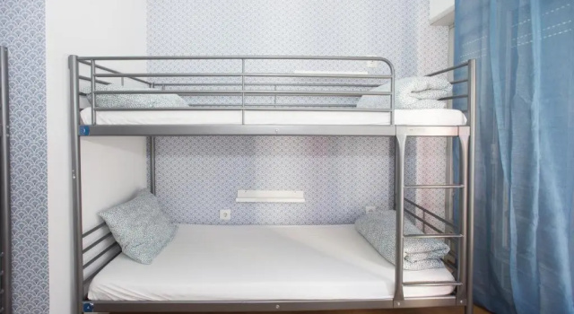 Кровать в общем номере Travel & Live Hostel
