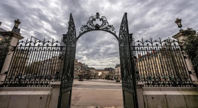 Le paradis iyedessil, Забронировать Отель Дижон Bourgogne Wine Route, рядом с CHU - Hopitaux Tramway Station