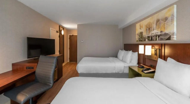 Четырёхместный номер Superior Comfort Inn Cambridge - Highway 401
