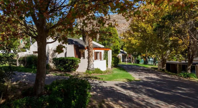Шале с 2 комнатами с балконом Montagu Springs Resort