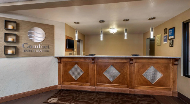 Comfort Inn & Suites Springfield I-44, Забронировать Отель Спрингфилд Озакр, рядом с The Air and Military Museum of the Ozarks