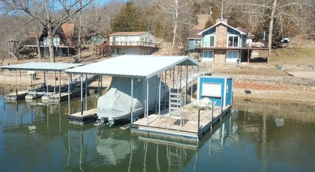 Private Dock & Bar: Pet-friendly Lake Ozark Home, Prenota Casa vacanze Hotel a Missouri con parcheggio, Parcheggio