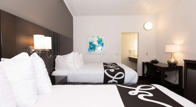 Четырёхместный номер Standard SureStay Hotel by Best Western Seaside Monterey
