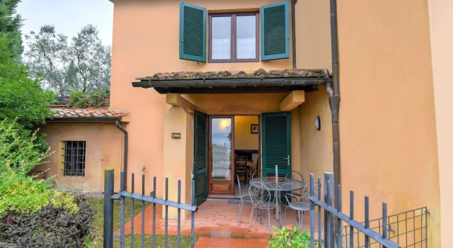 Panoramic Apartment with Communal Pool And Private Garden, Boek Appartement Lamporecchio Toscane