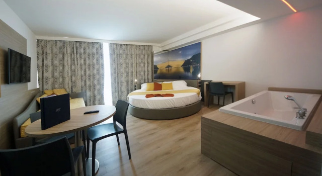 Полулюкс с балконом Ambassador Suite Hotel