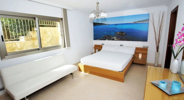 Spacious modern villa, with beautiful waterfall in Talamanca near Ibiza town!, Reserva ahora Hotel Talamanca Ibiza