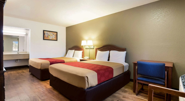 Четырёхместный номер Standard Econo Lodge Bartlesville Hwy 75