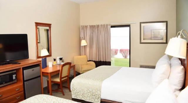Четырёхместный номер Standard рядом с пляжем Beachfront Hotel Houghton Lake