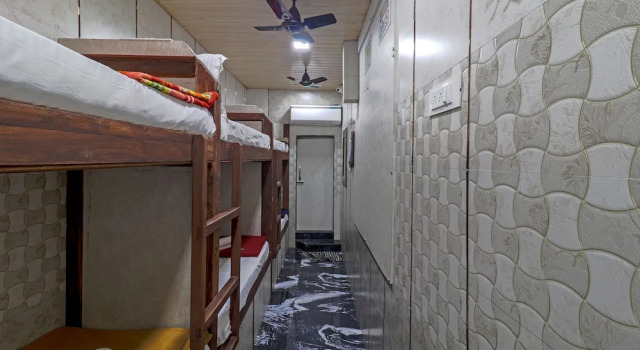 Кровать в общем номере (мужской номер) Capital Guest House