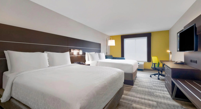 Четырёхместный номер Standard Holiday Inn Express Hotel & Suites Kansas City - Grandview by IHG