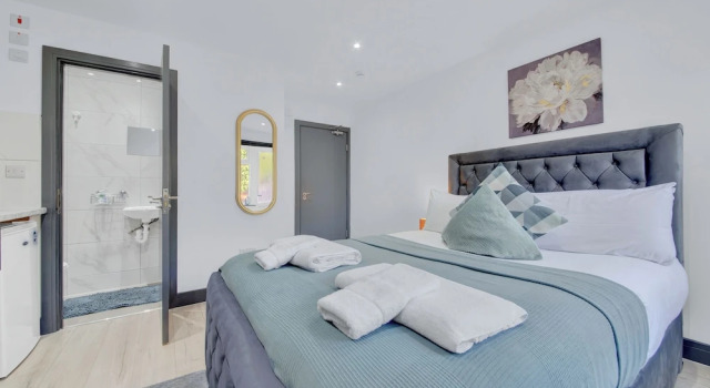 Serviced Ensuite Studio in Feltham London Heathrow, Varaa Huoneisto Asunnot kohteessa Merseyside, Huoneisto