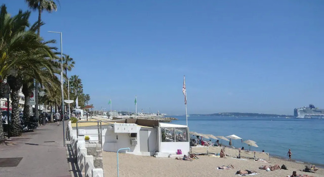 Vacation apartment with large private terrace and community pool, Cannes