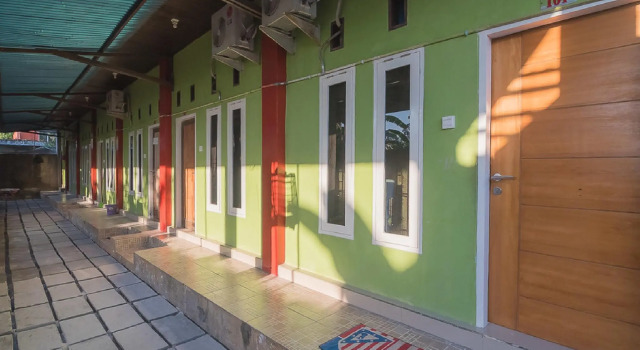 RedDoorz near Living Plaza Balikpapan 2
