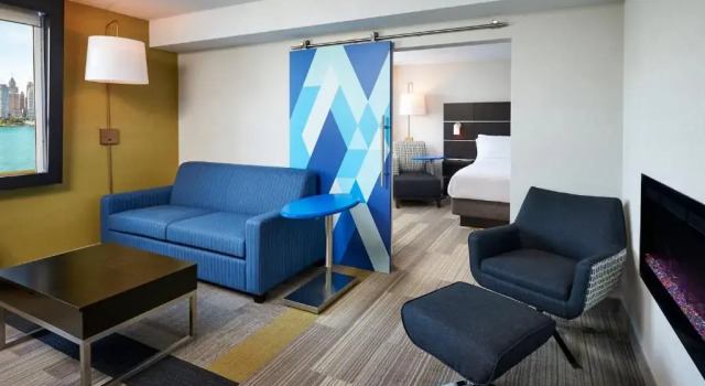 Люкс Holiday Inn Express Windsor Waterfront by IHG