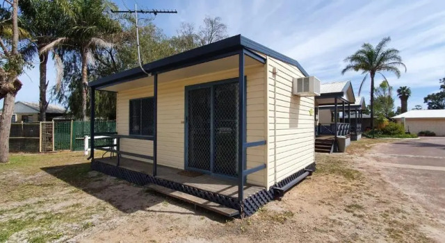 Шале Pinjarra Caravan Park and Cabins