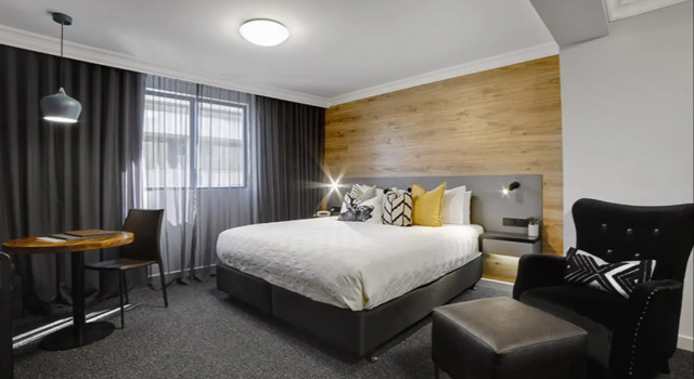 Townhouse Hotel, Забронировать Отель Отели Уогга-Уогга 4 звезды, рядом с Национальная галерея изделий из стекла, 4*