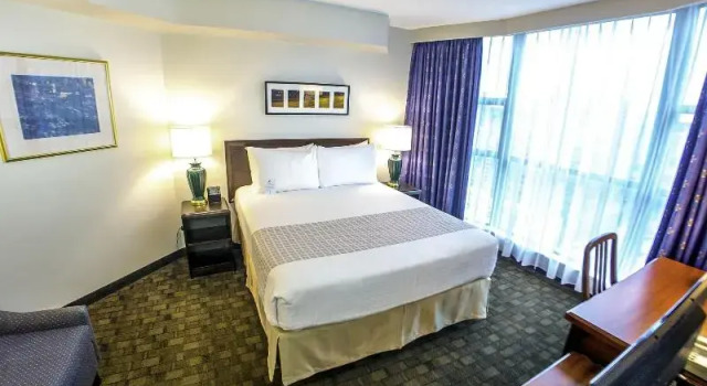Люкс Deluxe Rosedale on Robson Suite Hotel