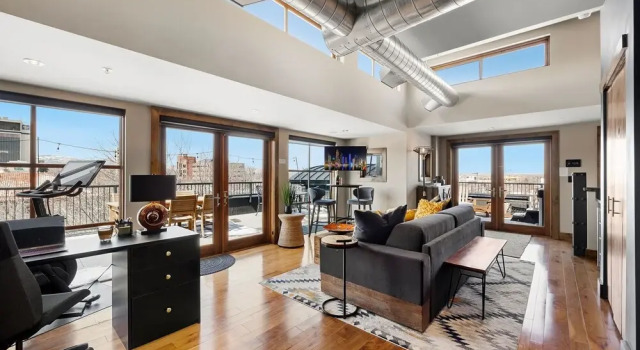 Penthouse With Mountain Views in Heart of Old Town, Rezerwuj Hotel Hotele w Fort Collins z parkingiem, Parking