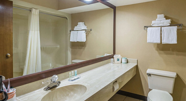 Четырёхместный номер Standard Quality Inn & Suites Frostburg-Cumberland