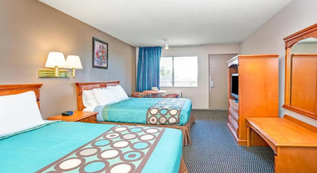 Четырёхместный номер Standard Super 8 by Wyndham Upland Ontario CA