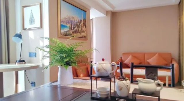 Люкс Business Vienna Hotel (Guangzhou Fangcun Huadiwan Subway Station Hotel)