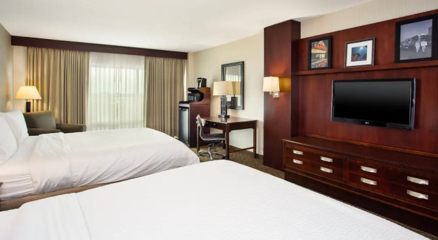 Четырёхместный номер Premium Holiday Inn University Plaza-Bowling Green by IHG