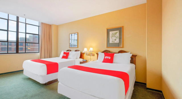 Четырёхместный люкс OYO Hotel St. Louis Downtown City Center MO