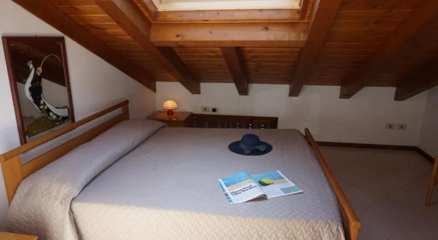 Three-room Attic Apartment Very Nice Near the Centre of Lignano Sabbiadoro, Book Lejlighed Hoteller i Friuli Venezia Giulia med parkering, Parkering