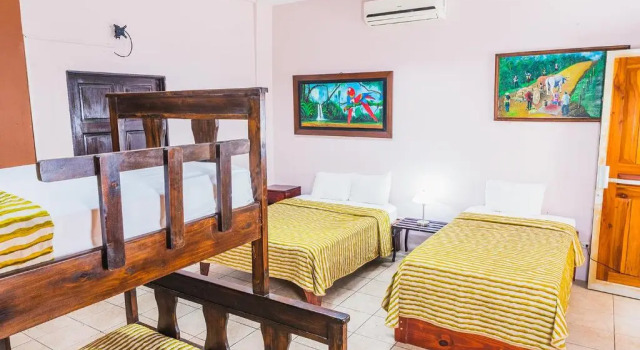 Кровать в общем номере Hotel Las Colinas