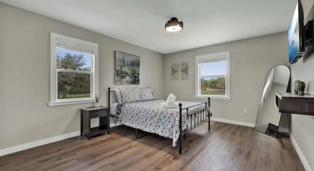 Коттедж с балконом River Oaks Retreat With Hot Tub