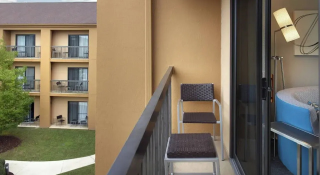 Двухместный люкс с балконом Courtyard by Marriott Fayetteville