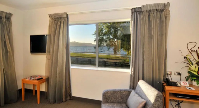 Люкс с видом на озеро Wai Ora Lakeside Spa Resort