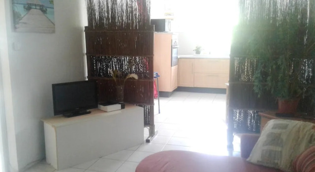 Apartment With one Bedroom in Le Gosier, With Enclosed Garden and Wifi, Varaa Huoneisto Hotellit Grande-Terre uima-altaalla, Uima-allas