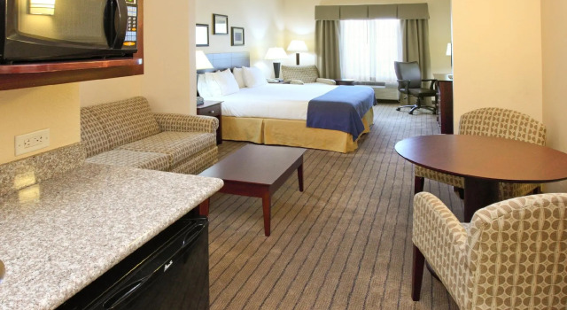 Двухместный люкс Holiday Inn Express Hotel & Suites Marshall by IHG