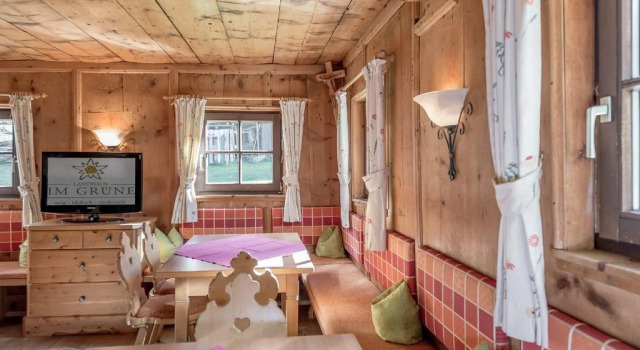 Landhaus Im Gruene, Rezerwuj Dom wakacyjny Hotele w Tyrol z parkingiem, Parking