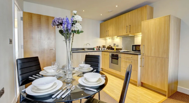 Апартаменты Comfort Location Spacious Apartment With Parking