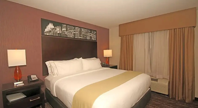 Двухместный люкс c 1 комнатой Holiday Inn Express & Suites Charlotte North by IHG