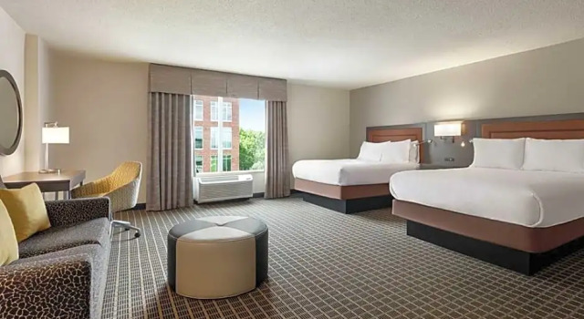 Четырёхместный люкс Hampton Inn & Suites Greenville-Downtown-Riverplace