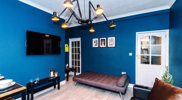 FAMILY LUXURY HOUSE, SLEEPS UP TO 8! Wifi & Parking