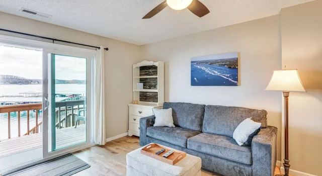 Апартаменты Waterfront Condo w/ Deck on Lake of the Ozarks!