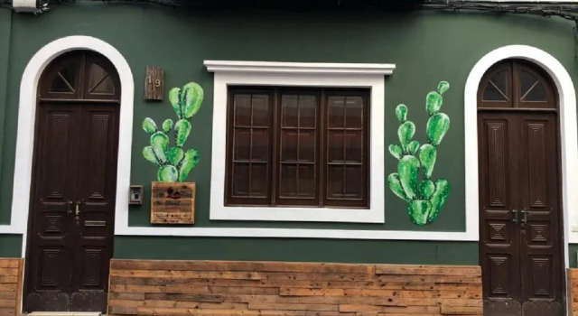 Cactus Host