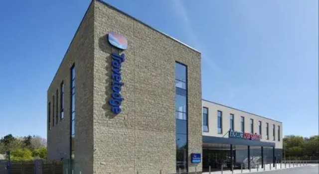 Travelodge Faringdon Oxfordshire, Забронировать Отель Фарингдон Оксфордшир, рядом с Башня Фарингтон-Фолли и лес