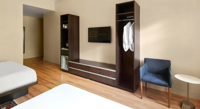 Четырёхместный номер Standard с видом на сад The Francis Hotel