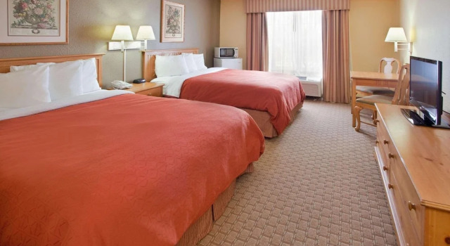Четырёхместный номер Standard Country Inn & Suites by Radisson, Bloomington-Normal West, IL