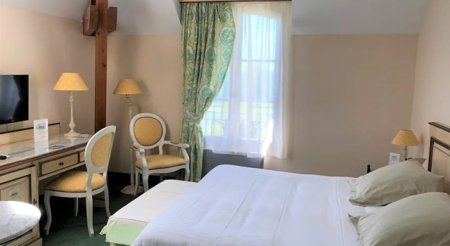 Номер Standard Logis Hôtel Restaurant- Domaine de lOrangerie