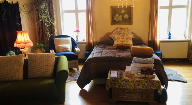Captivating 1-bed Studio, Rezerwuj Hotel Hotele w Svealand z parkingiem, Parking