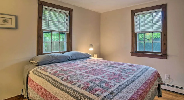 South Yarmouth Cottage ~ Half Mi to Beaches!, Забронировать Дом для отпуска Саут-Ярмут Полуостров Кейп-Код